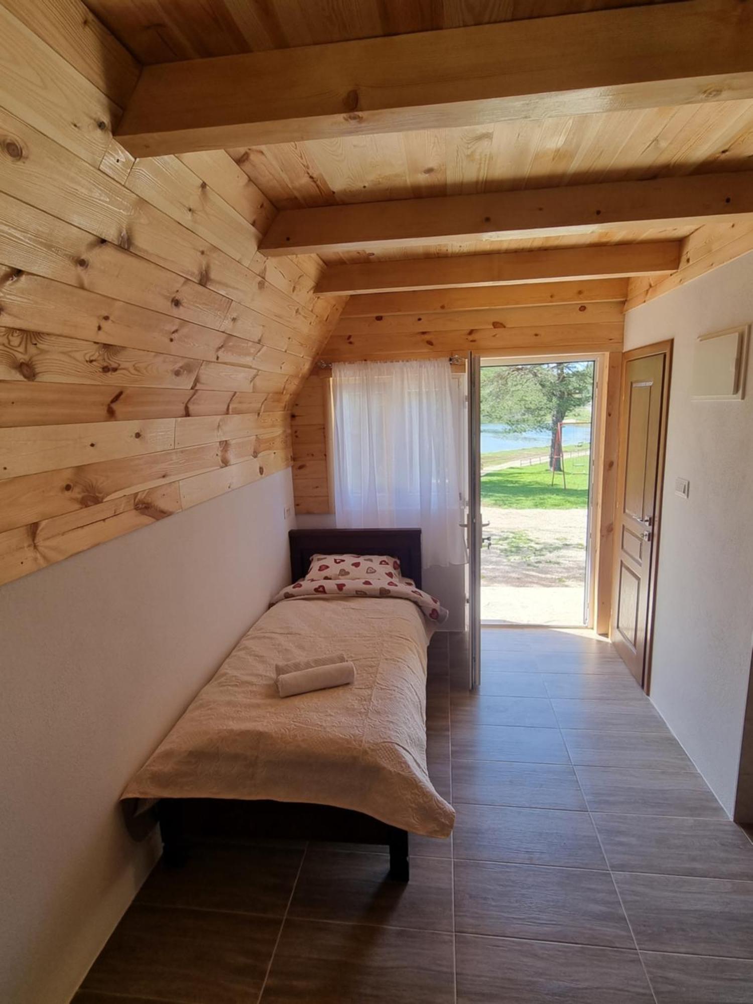 Apartmani Jezero 자블야크 객실 사진